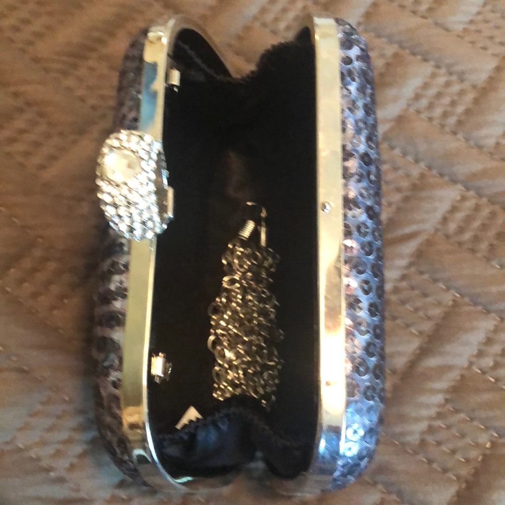 Finger clutch purse